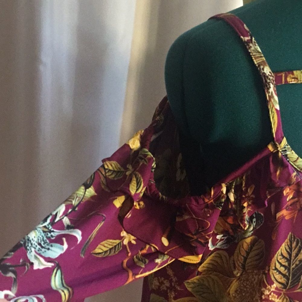 Boldly flowered dress with long sleeves, cold shoulder style in size large - Picture 12 of 14